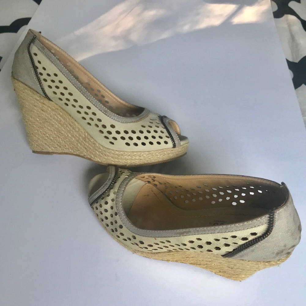 SOLD❗️BUCCO Capensis - Tan wedges with cut outs